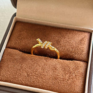 Anello Classico di Lusso Placcato Oro 18K con Diamanti Intrecciati e Micro Zirconi per Feste e Fidanzamenti - Product Image 3