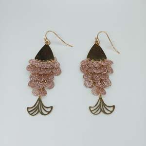 Boucles d'oreilles pendantes tendance en acier inoxydable 316L plaqué or PVD, durables et résistantes, avec couches de paillettes roses en forme d'éventail - Product Image 1