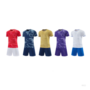 Nouvel ensemble d'uniformes de football à manches courtes, multicolores et personnalisables, avec nom d'équipe, pour l'entraînement sportif. - Product Image 1
