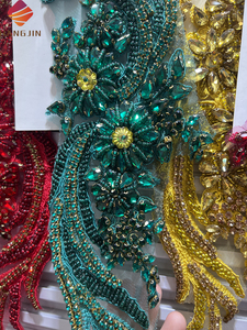 Applicazione in Pizzo con Perline di Strass <span class=keywords><strong>Verde</strong></span> Scuro Delicato, Coppia di Patch Scintillanti in Cristallo Artigianale per Corsetti di Alta Moda e Costumi da Ballo - Product Image 2