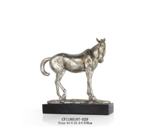 Statue de cheval Sculpture Animalière 2020 Nouvellement Conception En Gros Résine Figurine En Polyrésine pour La Décoration Intérieure Résine Mode Décoration de La Maison - Product Image 2