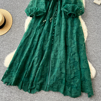 Robe longue maxi élégante verte en dentelle brodée, coupe trapèze, col montant, manches lanternes, ceinturée, pour femme, idéale au quotidien et en vacances