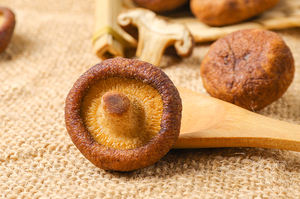 도매 저렴한 가격 200 g 탈수 표고 버섯 칩 말린 과일과 야채 진공 튀긴 버섯 간식 - Product Image 2