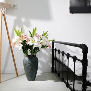 Rama <span class=keywords><strong>de</strong></span> Lirio Artificial Realista con Capullos, Tallo <span class=keywords><strong>de</strong></span> Lirio Rosa Artificial para Decoración del Hogar, Bodas, Sala <span class=keywords><strong>de</strong></span> Estar, Elegante Flor Artificial para Regalo - Product Image 4