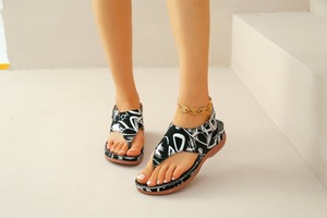 Sandales compensées imprimées à motif floral avec boucle réglable et semelle souple et confortable – Idéales pour l'été et les loisirs - Product Image 4