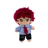 Poupée en peluche en coton personnalisée, cheveux roux, lunettes dorées, chemise bleue, short à carreaux, cadeau pour les fans, vente en gros