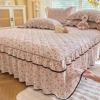 Parure de lit matelassée en microfibre de polyester lavée, imprimé floral, avec jupe de lit bilatérale et taies d'oreiller