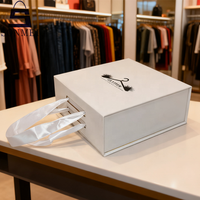 Boîte en carton personnalisée avec poignée pour emballage de vêtements et de chaussures cadeaux