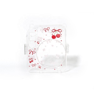 Étui de protection transparent antichoc et anti-poussière Yoshanda avec sangle réglable pour appareil photo Fujifilm <span class=keywords><strong>Instax</strong></span> <span class=keywords><strong>Mini</strong></span> 12, motif cerise et nœud mignon - Product Image 2