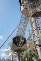 Structure de jeu d'extérieur personnalisée pour l'escalade d'arbres, avec tour en filet, corde haute résistance et toboggan en acier inoxydable et nylon, pour parcs et aires de jeux