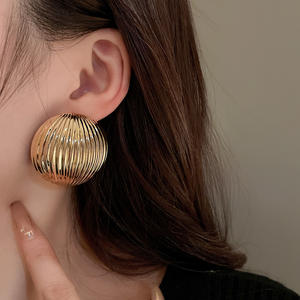 चांदी पिन धातु स्ट्रिप अर्ध-सर्कल बालियां महिलाओं को अतिरंजित ठंडे हवा से भरा हुआ फैशन स्वभाव बालियां - Product Image 4