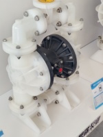 Pompe à diaphragme pneumatique à corps en PP de 2 pouces, certifiée CE, à performance stable, avec diaphragme en PTFE, fonctionnement à sec sécurisé pour la circulation des matériaux en atelier