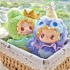 Boîte mystère de jouets : Adorable poupée en peluche Emma en PVC, design nature morte, corps entier torsadé, motif mignon - Product Image 1