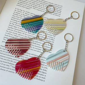 หวีรูปหัวใจดีไซน์ใหม่ปี 2026 แฟชั่นสร้างสรรค์  อะซิเตทสีแดง พวงกุญแจ DIY สายคล้อง<span class=keywords><strong>โทร</strong></span>ศัพท์ จี้ห้อยกระเป๋า ของขวัญโปรโมชั่นขายส่ง - Product Image 3