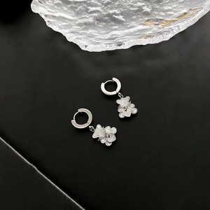 Vente en gros de boucles <span class=keywords><strong>d</strong></span>'oreilles simples en acier inoxydable avec cœur mignon Boucles <span class=keywords><strong>d</strong></span>'oreilles mignonnes avec cœur en coquillage blanc <span class=keywords><strong>et</strong></span> <span class=keywords><strong>ours</strong></span> - Product Image 4