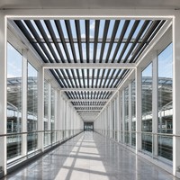 Passerelle à lames orientables en aluminium pour station de transit, connectant la galerie, résistance au vent niveau 13, grande portée, sur mesure, OEM, thermolaquée, Nature