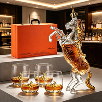 Ensemble de carafe à whisky licorne de luxe avec 4 verres dans un coffret cadeau en bois haut de gamme, bouteille à whisky en borosilicate, ensemble de verres de bar