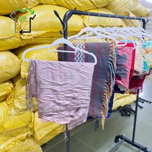 Venta al por Mayor de Chales de <span class=keywords><strong>Segunda</strong></span> <span class=keywords><strong>Mano</strong></span> YIJIAYI de Alta Calidad, Grado A, Colores Mezclados, Limpios, Modernos, Cómodos, de Mezclilla, para Todas las Temporadas, para Adultos - Product Image 4