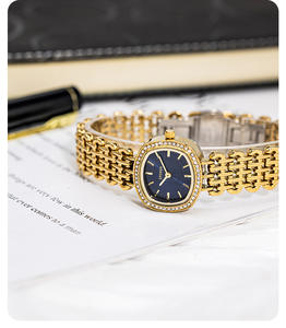 Montre élégante pour femme avec cadran ovale, chiffres romains, bracelet en acier étincelant, mouvement à quartz - Product Image 5