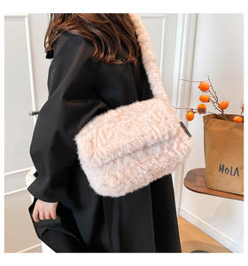 Borsa a Tracolla Invernale Vintage <span class=keywords><strong>di</strong></span> <span class=keywords><strong>Lusso</strong></span> in Finta Pelliccia Calda per Studenti e Viaggi, Grande Borsa Messenger Morbida e Pelosa con Patta - Product Image 4