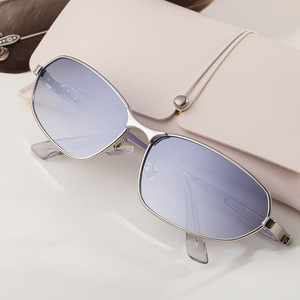 Nuevas gafas de sol estilo europeo con forma de ojo de gato para mujer, montura metálica, protección UV400, clase 2, con caja de embalaje - Product Image 1
