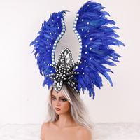 Coiffe en plumes bleues avec ornements en strass pour défilé de Samba, festival brésilien, spectacle de danse sur scène, fête ou show