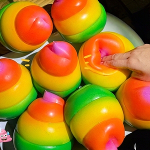 ของเล่นบีบยืดหยุ่นรูปอุจจาระสีรุ้งขนาดใหญ่ ของเล่นบีบคลายเครียด บรรจุแป้ง สำหรับเด็กและผู้ใหญ่ - Product Image 2