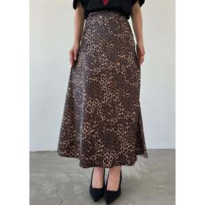 กระโปรงแม็กซี่ผ้าซาตินสำหรับผู้หญิง ดีไซน์หรูหรา เอวธรรมชาติ พิมพ์ลาย ผ้าไหมแท้ 100% เงางาม กระโปรงยาวสำหรับชุดสวยสง่า - Product Image 6