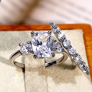 Anello Q136 in Oro Rosa con Diamante Taglio Cushion, Diamante Naturale per Fidanzamento, Gioielli da Donna, Colore D, Pietre Laterali - Product Image 3