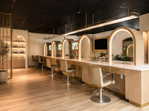 Diseño de Interiores de Salón de Belleza de Lujo |   Estaciones de Estilismo Minimalistas Francesas Modernas, Espejos LED Personalizados de Roble y Latón, Equipamiento Completo para Salón de Belleza - Product Image 1