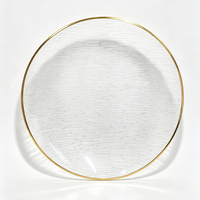 Assiettes de présentation rondes en plastique de 7 pouces avec bord doré et texture lignée horizontale pour la décoration de table de mariage, banquet ou fête
