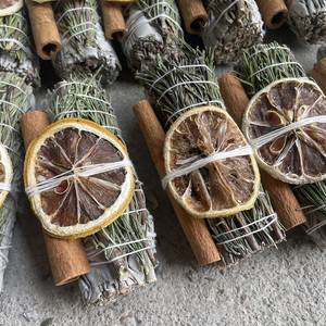 Commercio all'ingrosso <span class=keywords><strong>di</strong></span> CELION 4 pollici <span class=keywords><strong>di</strong></span> rosmarino arancio cannella odore naturale bianco salvia fasci <span class=keywords><strong>di</strong></span> erbe secche fiore per sbavature - Product Image 4