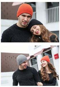 Gorro de Punto Personalizado con Parche de Cuero y Pompón de Pelo Cálido y Acogedor para Invierno - Product Image 3