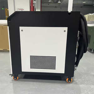 Machine de nettoyage au laser portative de 500 W, robuste, refroidie par eau, pour le décapage de la rouille, de la peinture et de l'huile sur de grandes surfaces - Product Image 1