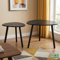 Table basse gigogne minimaliste avec plateau en faux marbre en forme de goutte d'eau et pieds trépieds noirs – Ensemble de 2 tables gigognes gain de place