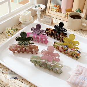 مشابك شعر أسيتات بتصميم زهور لامعة ومتينة بطول 6.1 سم، إكسسوارات شعر أنيقة لعام 2025، تثبيت آمن لجميع تسريحات الشعر - Product Image 1