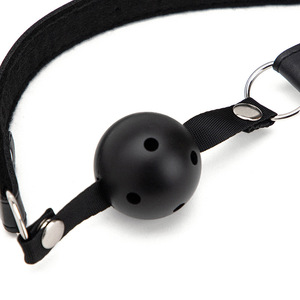 Gags sexuales: Mordaza de bola negra desmontable para adultos, para uso en bromas prácticas - Product Image 2