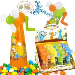 Caramelos duros de frutas de Shantou, venta al por mayor, juguetes de verano, ventilador de caramelo con pistola de agua manual - Product Image 1