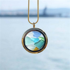 Collier avec pendentif flottant en verre de mer naturel |   Pendentif rond en alliage de zinc plaqué or |   Bijoux Cadeaux pour Femmes pour les Vacances d'Été à la Plage - Product Image 1