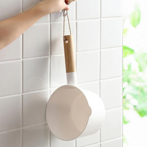 En gros O124 Louche de cuisine et de bain à long manche pour bébés et enfants, en plastique, servant également de gobelet à shampoing - Product Image 2