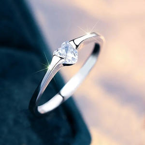 Anello con Diamante Taglio Cuore T0252 in Oro Bianco Naturale Colore G Classico Gioiello da Donna per Fidanzamento - Product Image 1