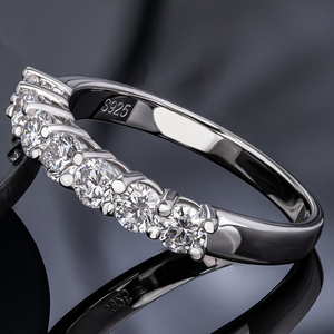 แหวนเงินแท้ 925 ประดับเพชร VVS 0.7 กะรัต รับรองโดย IGI แบบ Half Eternity Band สำหรับเป็นแหวนหมั้นหรือแหวนแต่งงาน สามารถสวมซ้อนกันได้ - Product Image 2