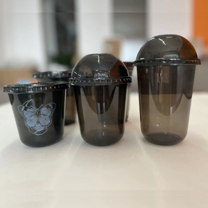 Gobelet en plastique noir jetable avec impression de logo personnalisé fournisseur en or PET 98-400ml 14oz 16oz avec couvercle en forme de dôme - Product Image 6