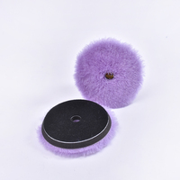 Tampon de polissage en laine douce violette avec support auto-agrippant noir pour la finition et le detailing de la peinture automobile