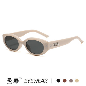 แว่นกันแดดทรงแคทอายแบบมีหมุดตกแต่ง รุ่น Mi Studded Irregular ป้องกันรังสียูวี 400 กรอบพลาสติกสีดำ แฟชั่นสตรีทสไตล์สำหรับผู้หญิง - Product Image 4