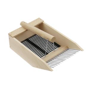 Recogedor de Bayas No. 248, Herramienta de Jardín de Madera con Dientes Metálicos para la Cosecha de Bayas - Product Image 1