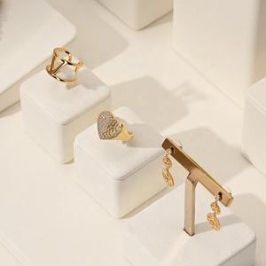 Nuovo Set di espositori per gioielli in stile per <span class=keywords><strong>orecchini</strong></span> con bracciale <span class=keywords><strong>espositore</strong></span> per anelli <span class=keywords><strong>espositore</strong></span> per gioielli in metallo in microfibra personalizzato - Product Image 6