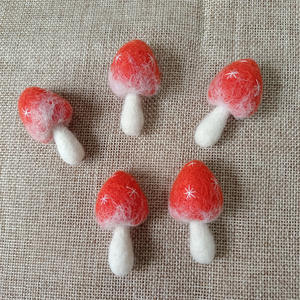 Juguetes de fieltro de lana con adornos de animales de color personalizado - Product Image 6