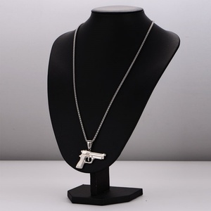 Collar de Alta Gama Resistente al Agua, Collar de Diseño Largo de Acero Inoxidable con Baño de Oro de 18k, Collar con Colgante de Pistola para Hombre y Mujer - Product Image 4