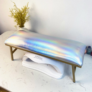 Coussin de manucure portable pliable en argent et or avec revêtement en cuir PU et acier inoxydable pour usage professionnel en salon – Vente en gros - Product Image 1